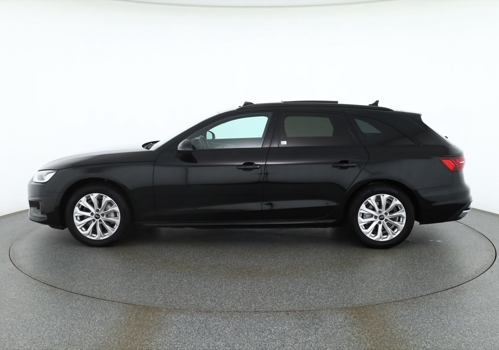Audi A4 2022 г. Чёрный, пробег 56363 км