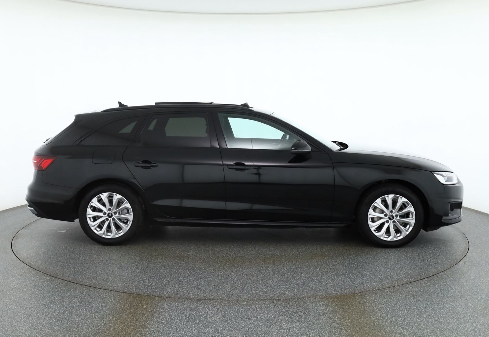 Audi A4 2022 г. Чёрный, пробег 56363 км