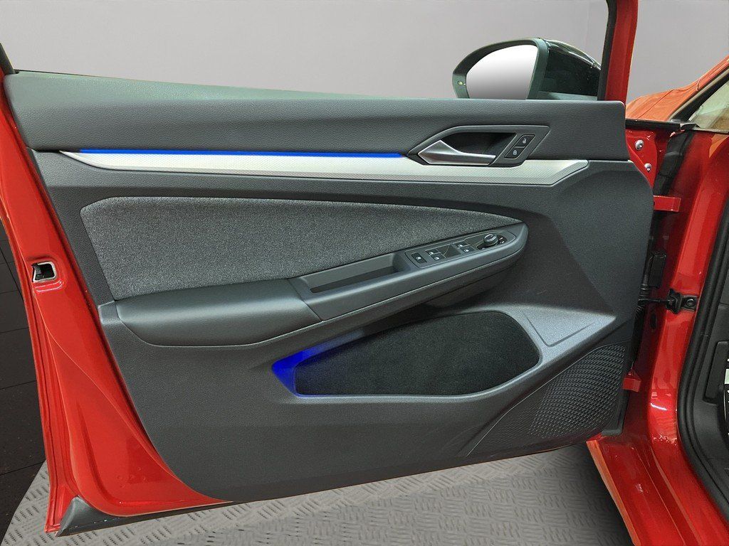 Volkswagen Golf 2023 г. Красный, пробег 51700 км
