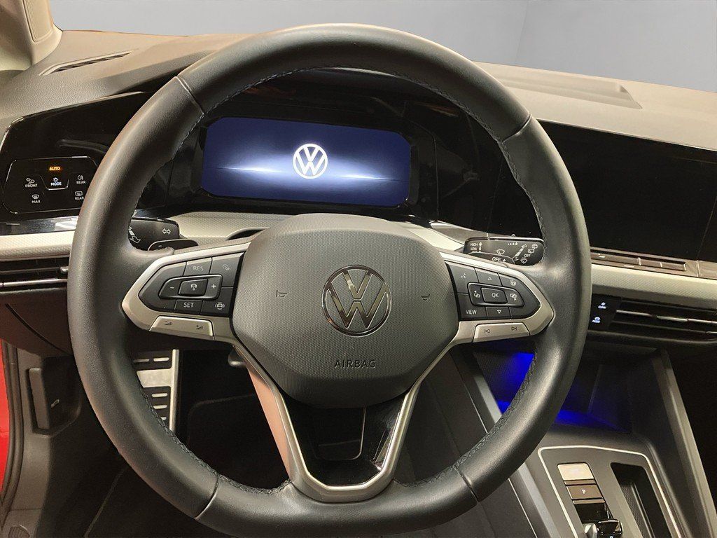 Volkswagen Golf 2023 г. Красный, пробег 51700 км