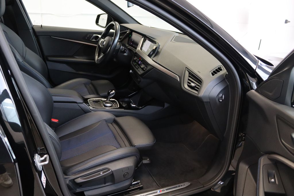 BMW 118 2023 г. Чёрный, пробег 58270 км