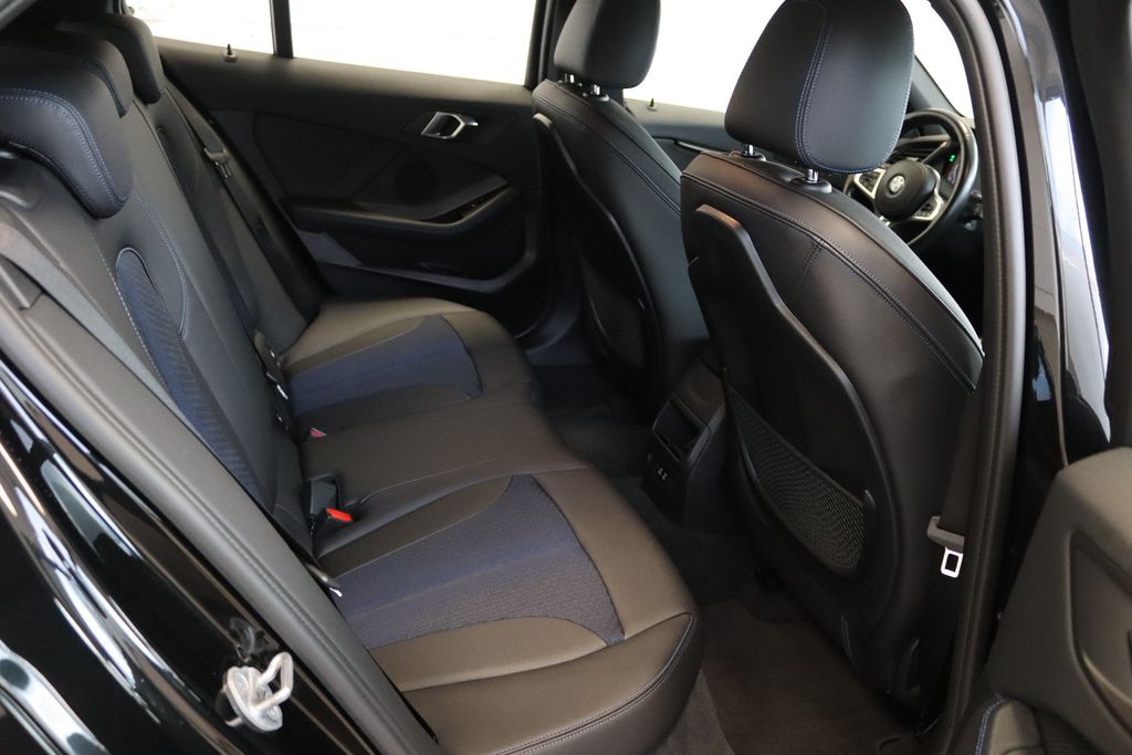BMW 118 2023 г. Чёрный, пробег 58270 км