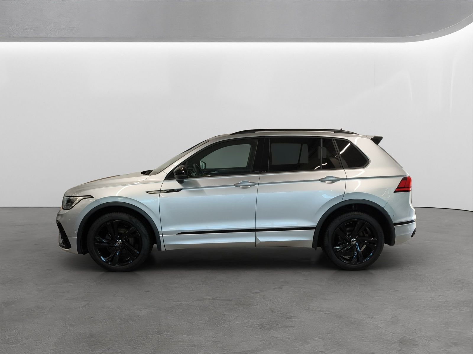 Volkswagen Tiguan 2024 г. Серебристый, пробег 27804 км
