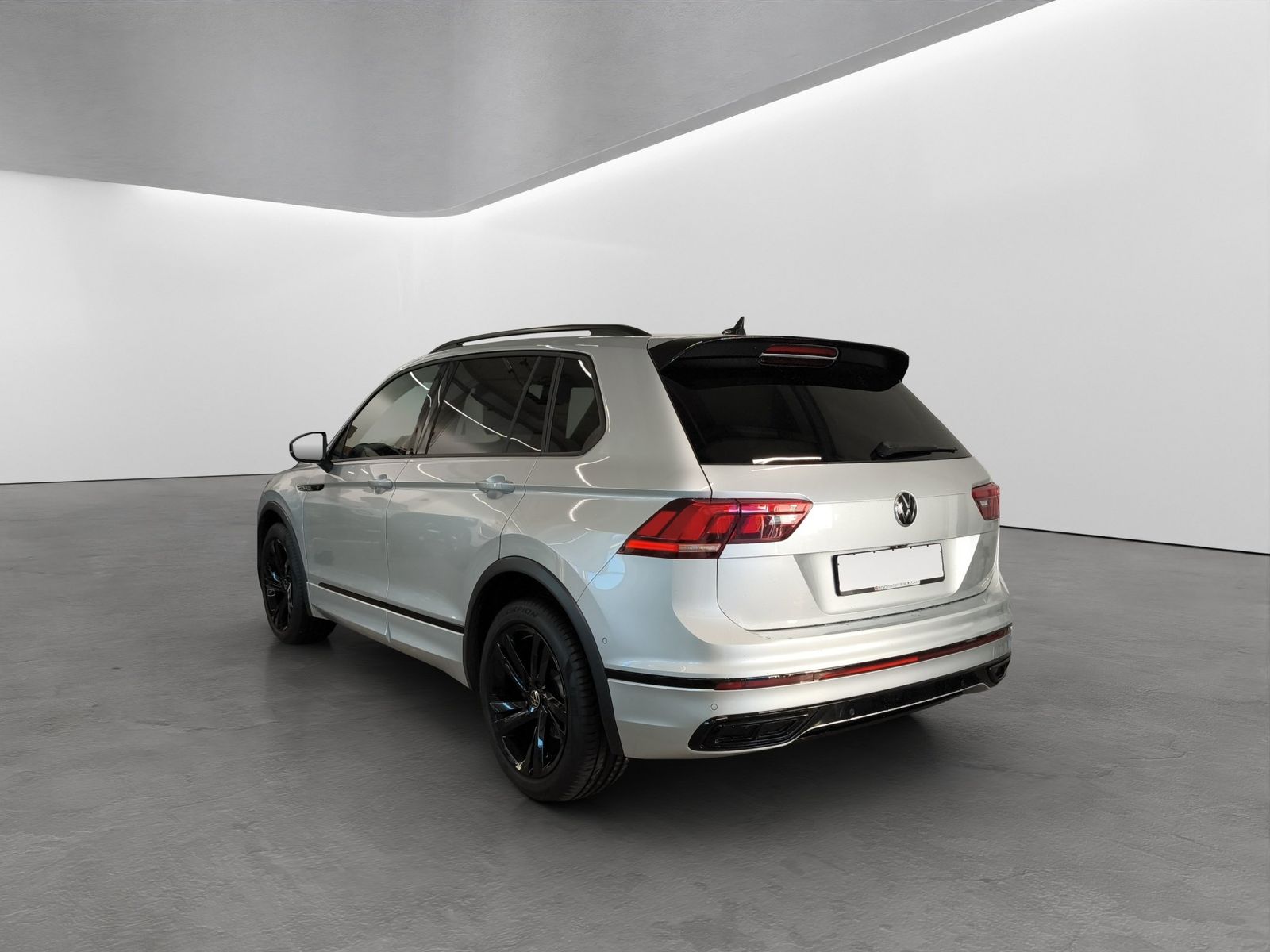Volkswagen Tiguan 2024 г. Серебристый, пробег 27804 км