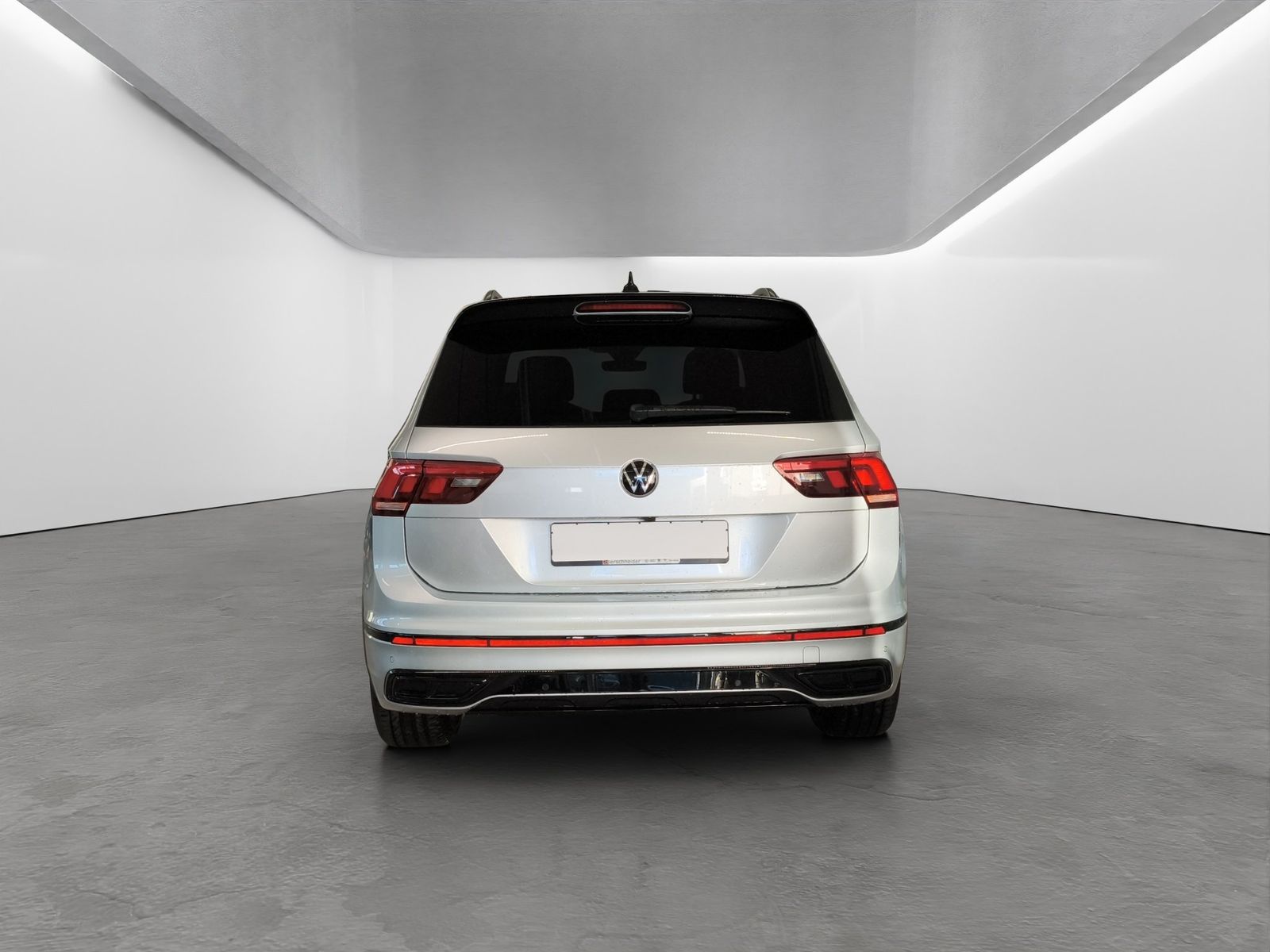 Volkswagen Tiguan 2024 г. Серебристый, пробег 27804 км