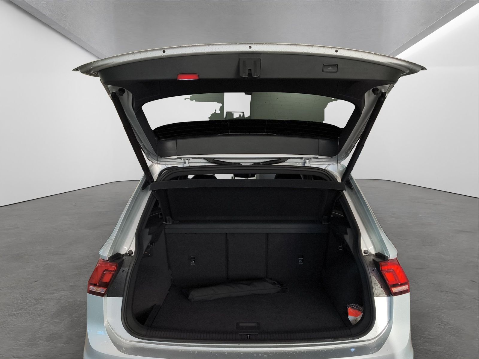 Volkswagen Tiguan 2024 г. Серебристый, пробег 27804 км