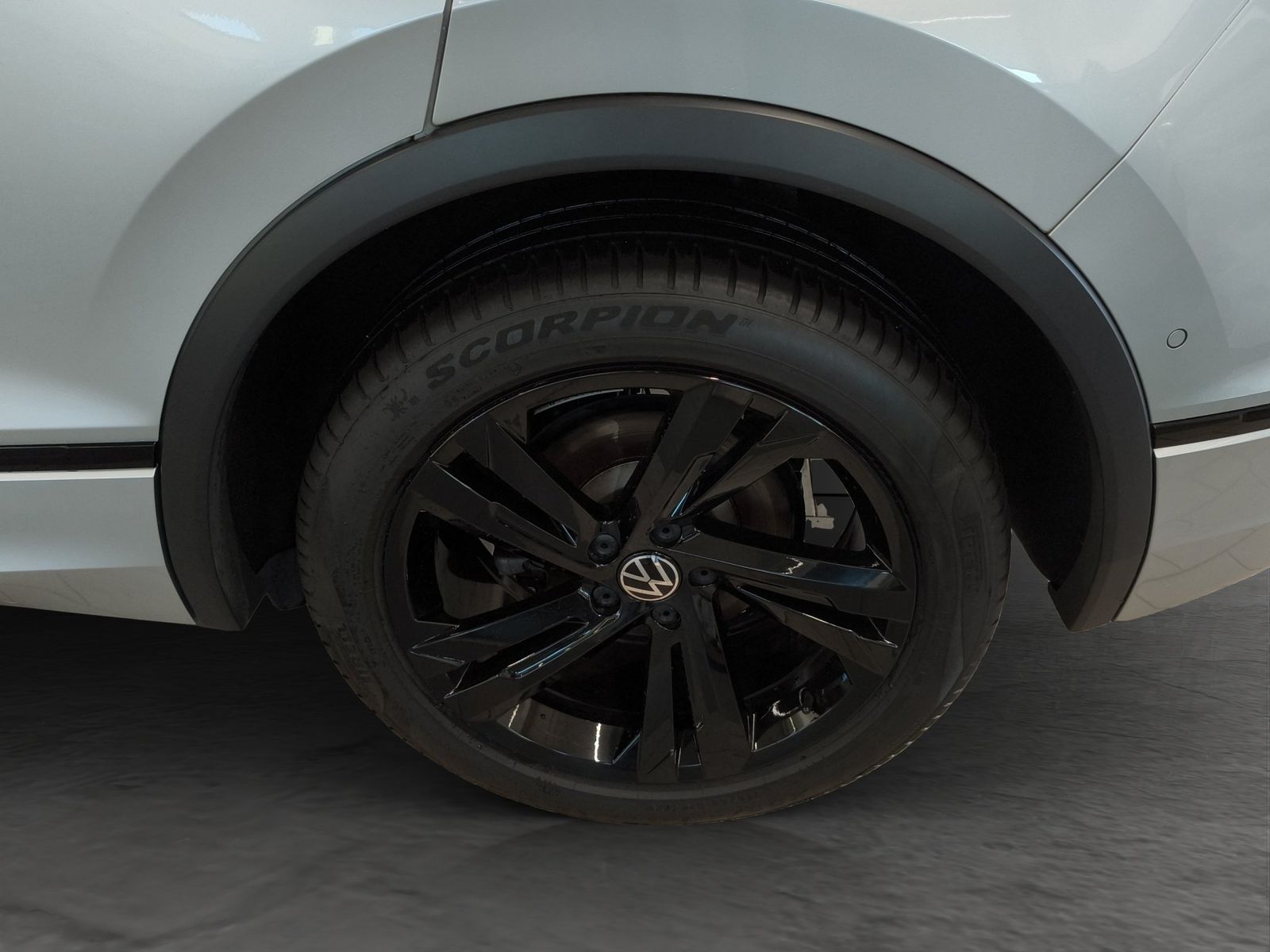 Volkswagen Tiguan 2024 г. Серебристый, пробег 27804 км