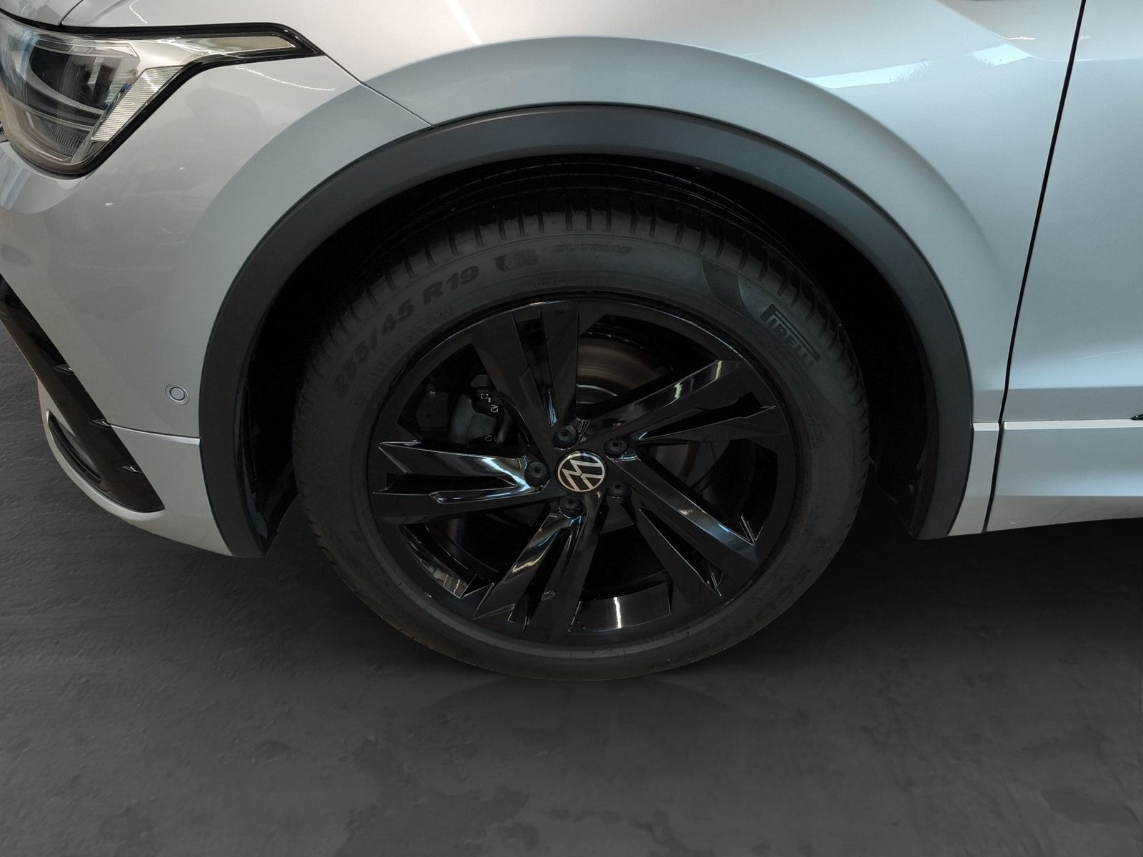 Volkswagen Tiguan 2024 г. Серебристый, пробег 27804 км