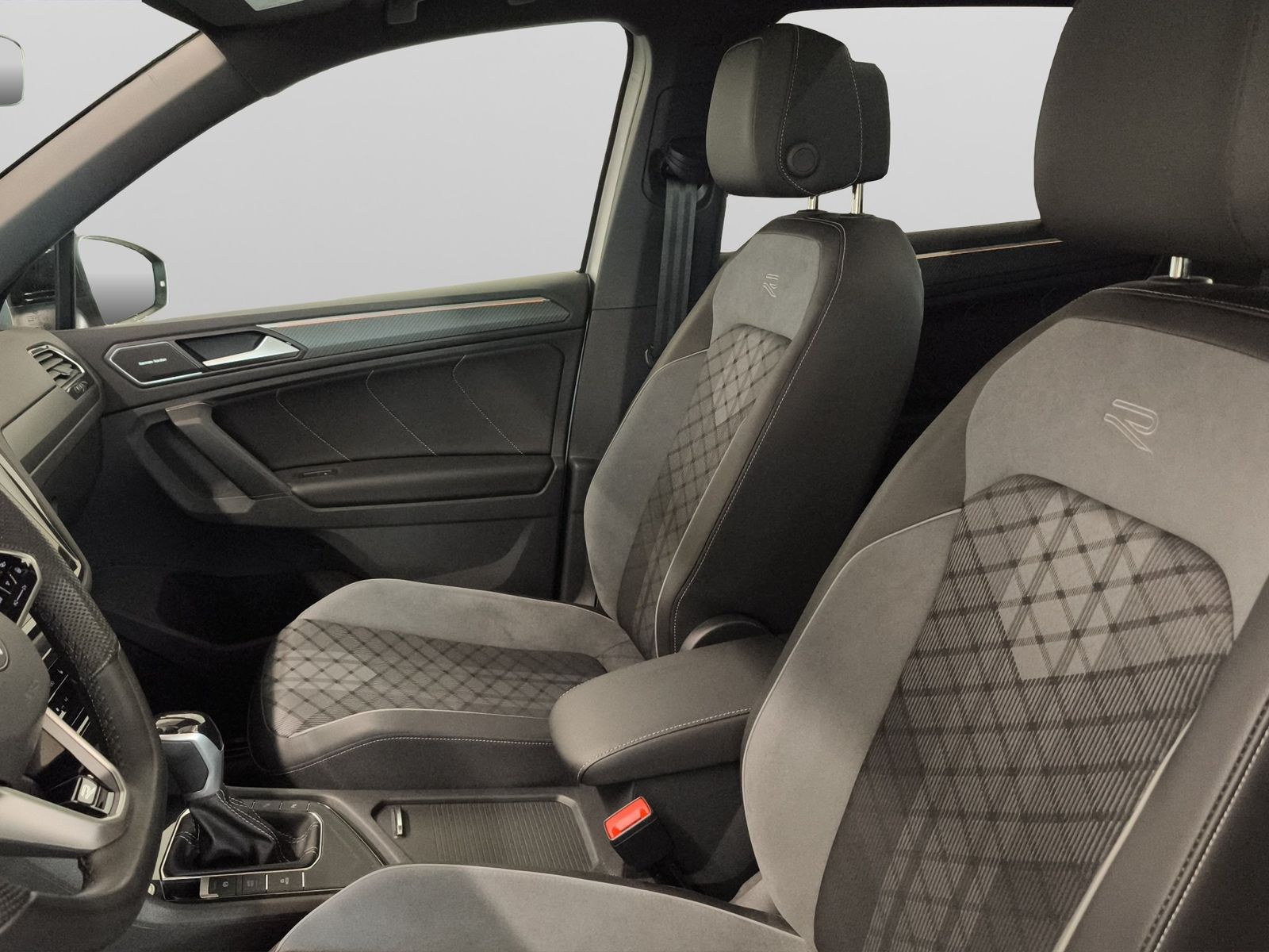 Volkswagen Tiguan 2024 г. Серебристый, пробег 27804 км