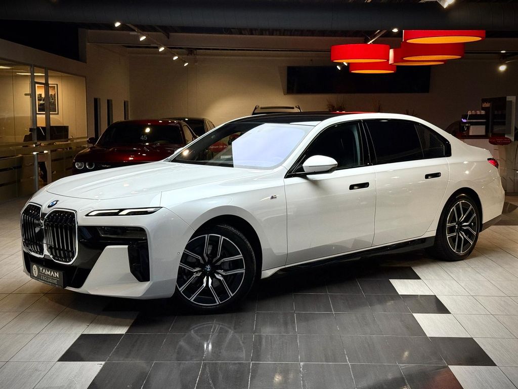 BMW 740 2024 г. Белый, пробег 42000 км