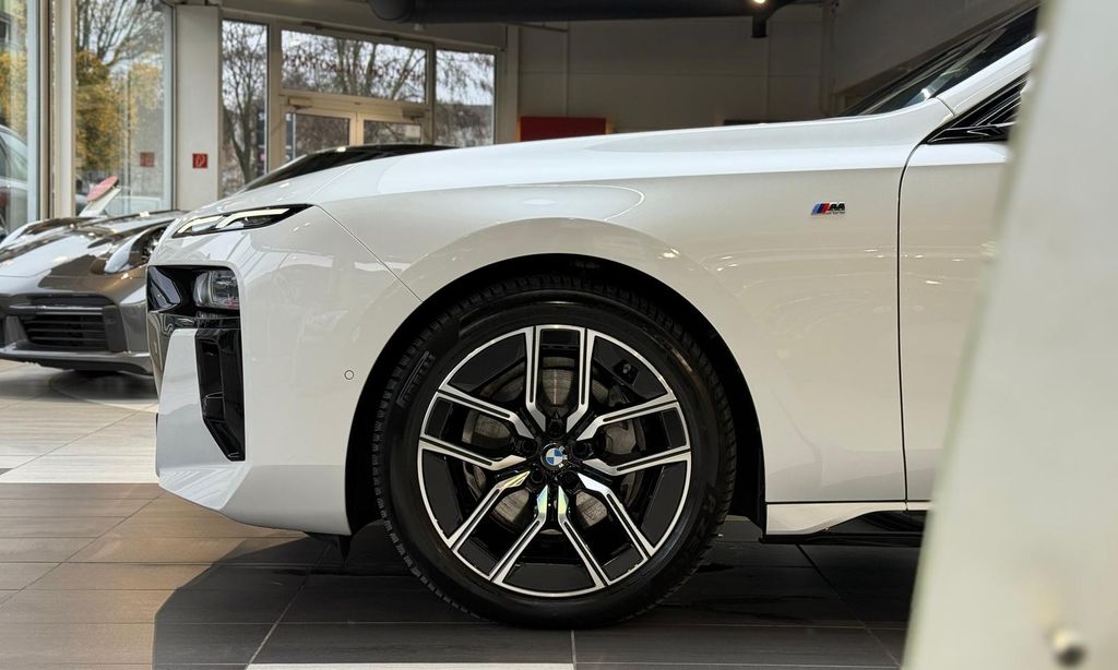 BMW 740 2024 г. Белый, пробег 42000 км