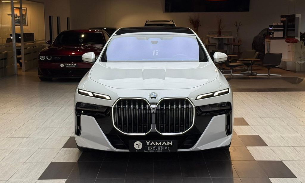 BMW 740 2024 г. Белый, пробег 42000 км