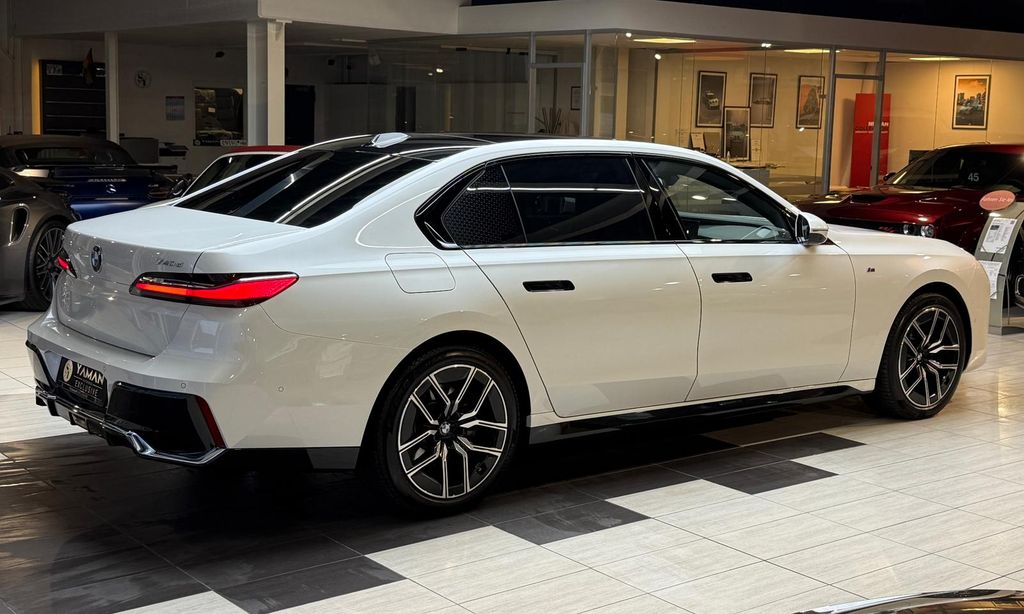 BMW 740 2024 г. Белый, пробег 42000 км