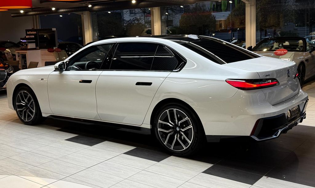 BMW 740 2024 г. Белый, пробег 42000 км