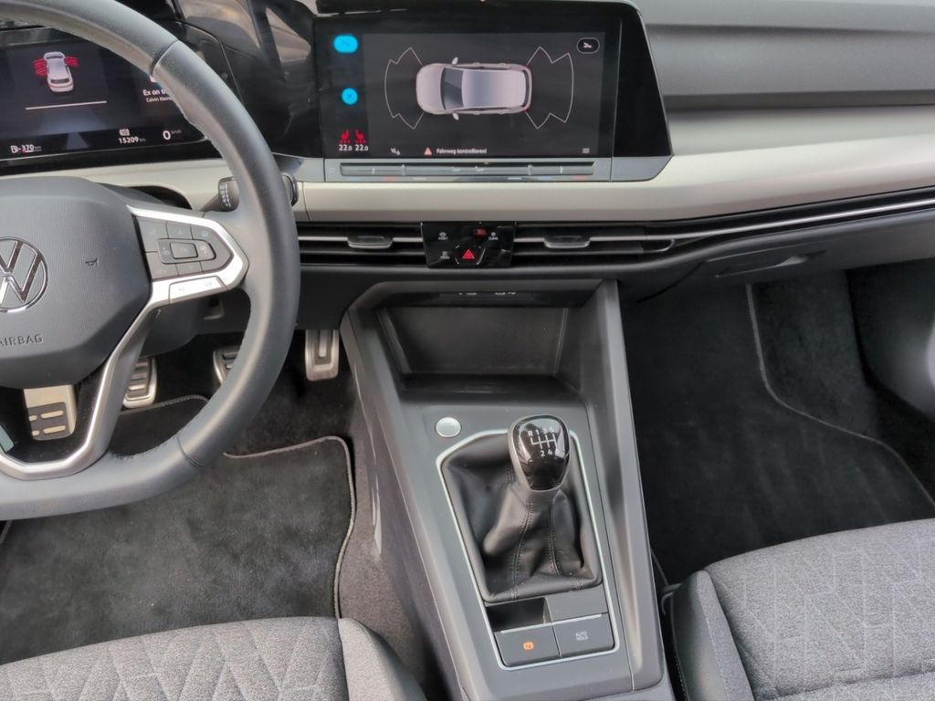 Volkswagen Golf 2024 г. Серый, пробег 15200 км