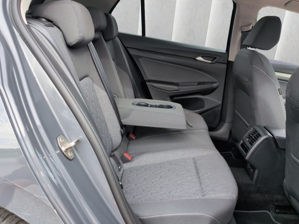 Volkswagen Golf 2024 г. Серый, пробег 15200 км