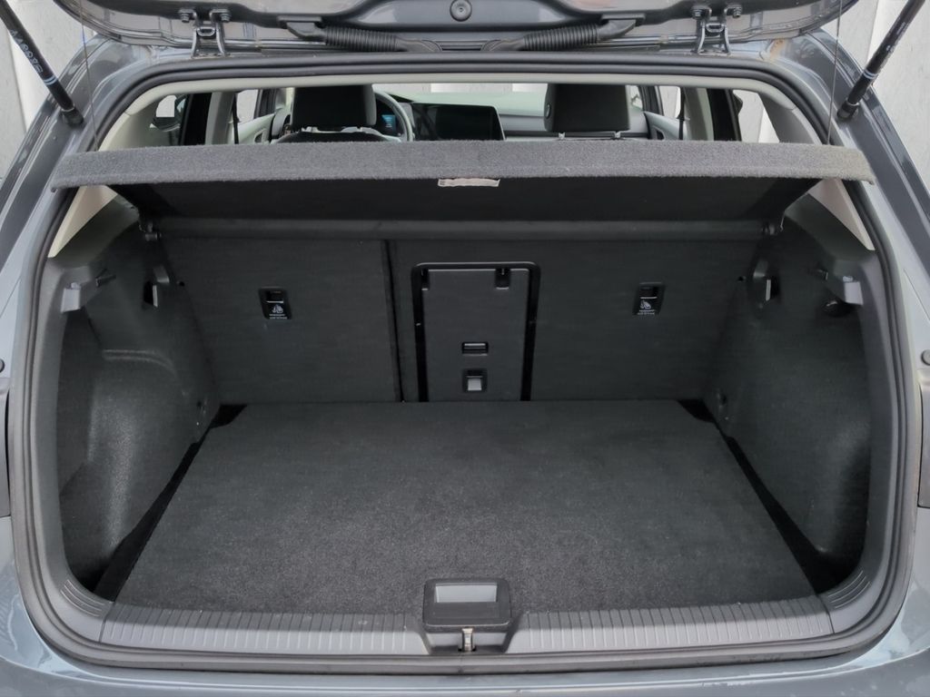 Volkswagen Golf 2024 г. Серый, пробег 15200 км