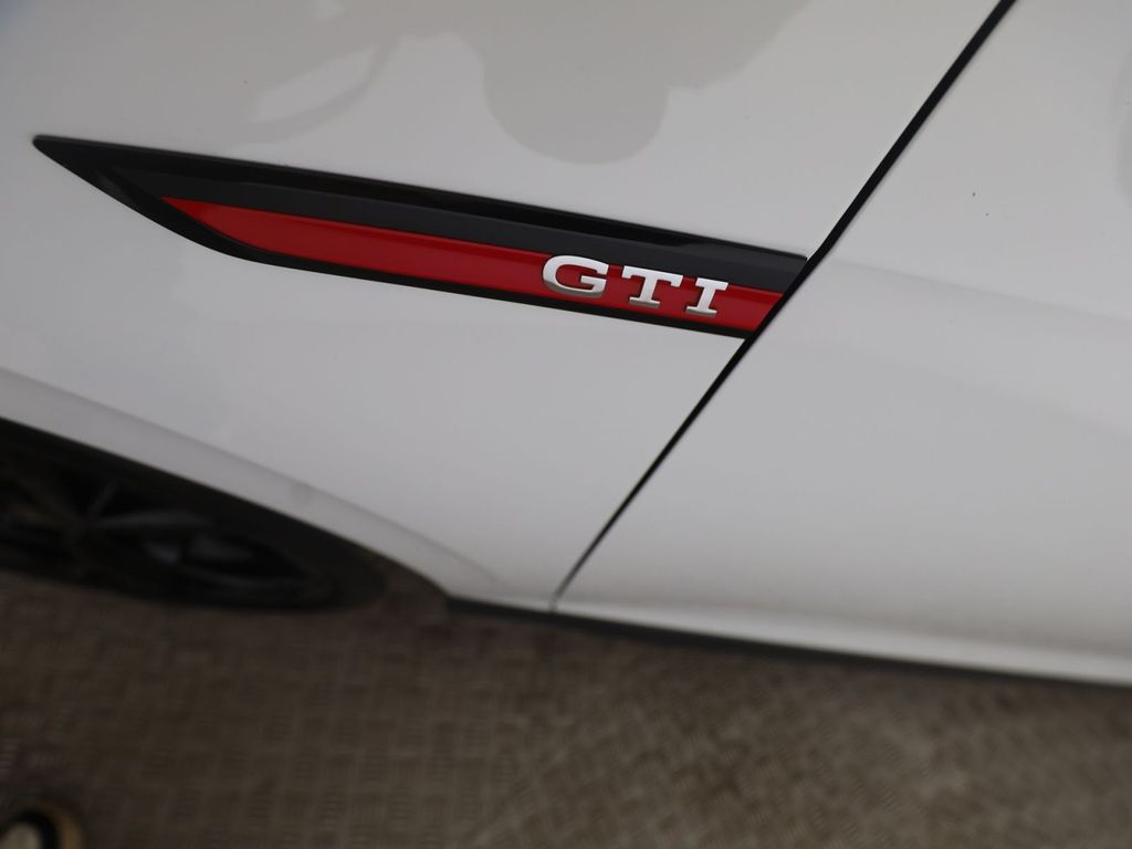 Volkswagen Golf 2024 г. Белый, пробег 25274 км