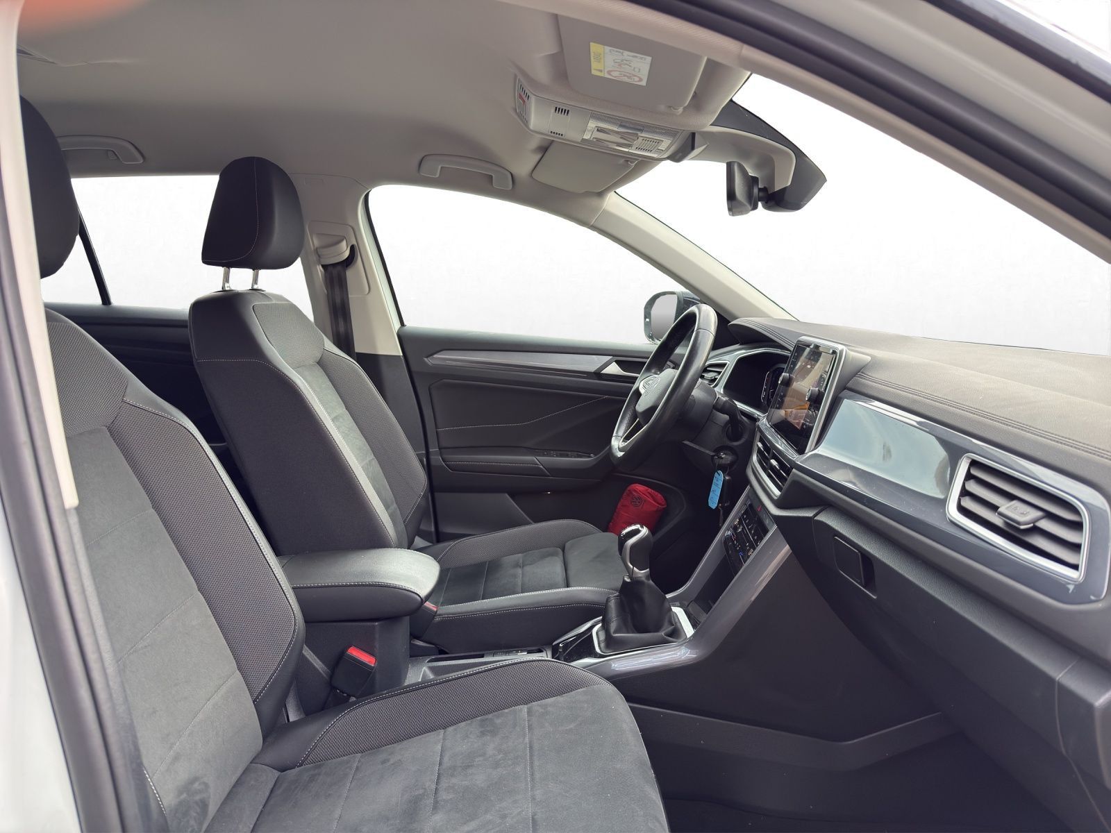 Volkswagen T-Roc 2022 г. Белый, пробег 37700 км