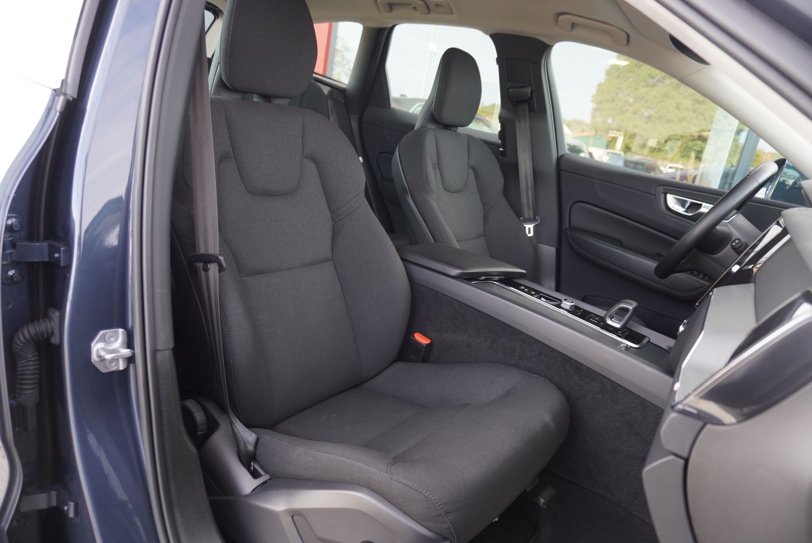 Volvo XC60 2022 г. Синий, пробег 53900 км