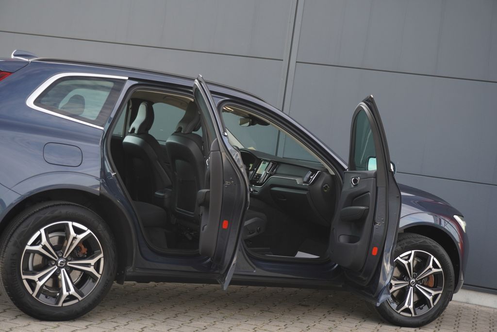 Volvo XC60 2022 г. Синий, пробег 53900 км
