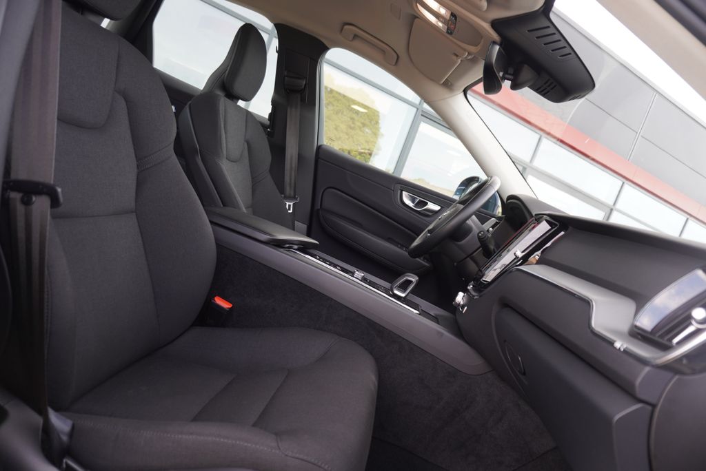 Volvo XC60 2022 г. Синий, пробег 53900 км