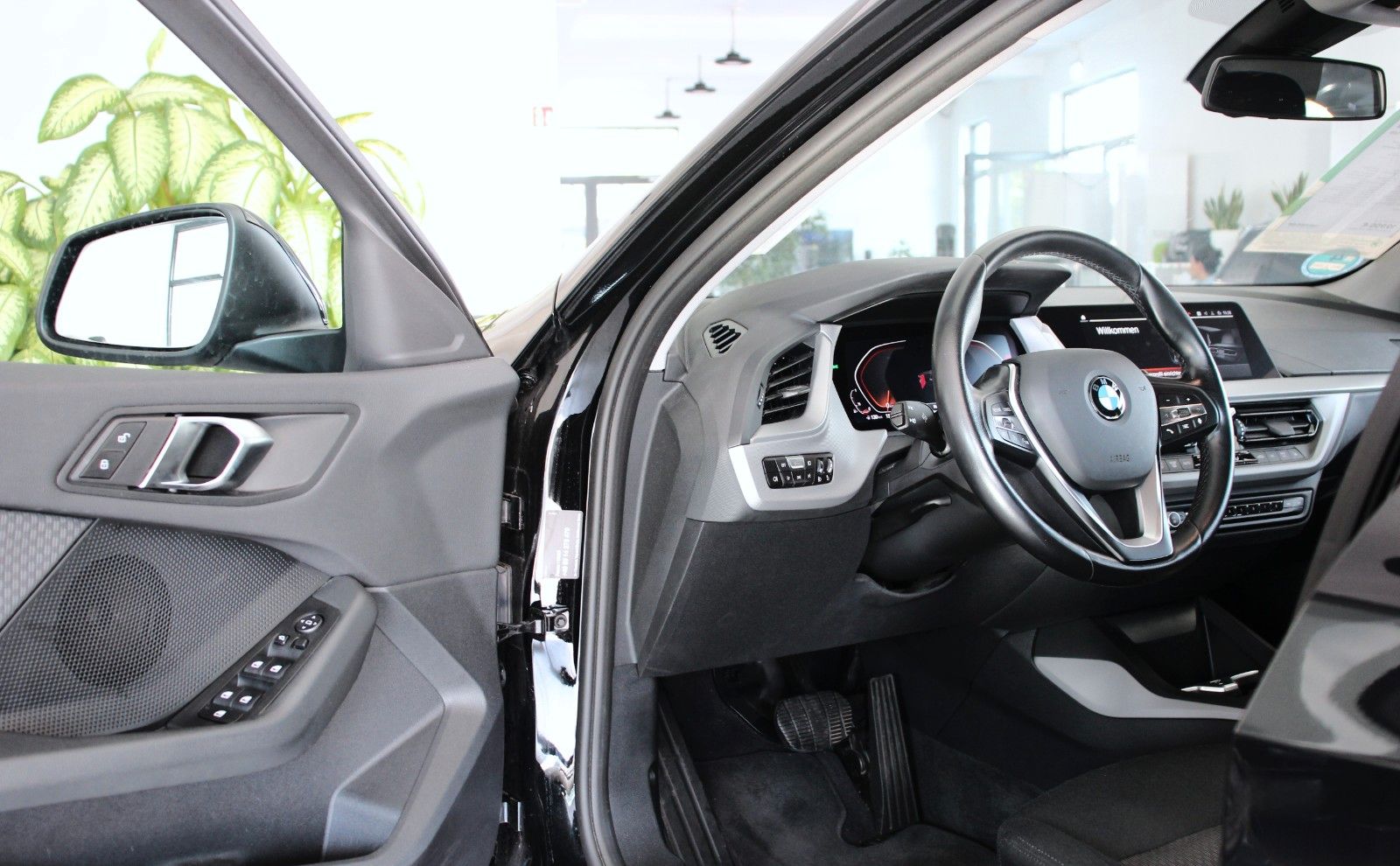 BMW 118 2023 г. Чёрный, пробег 34056 км