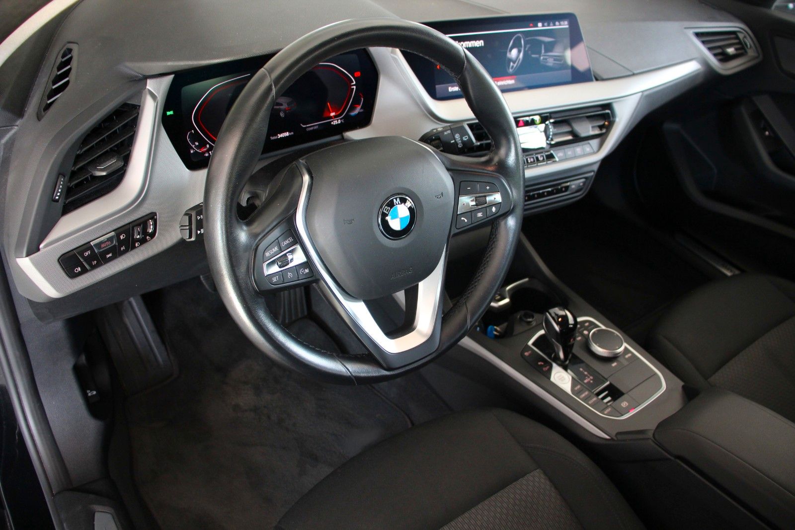 BMW 118 2023 г. Чёрный, пробег 34056 км