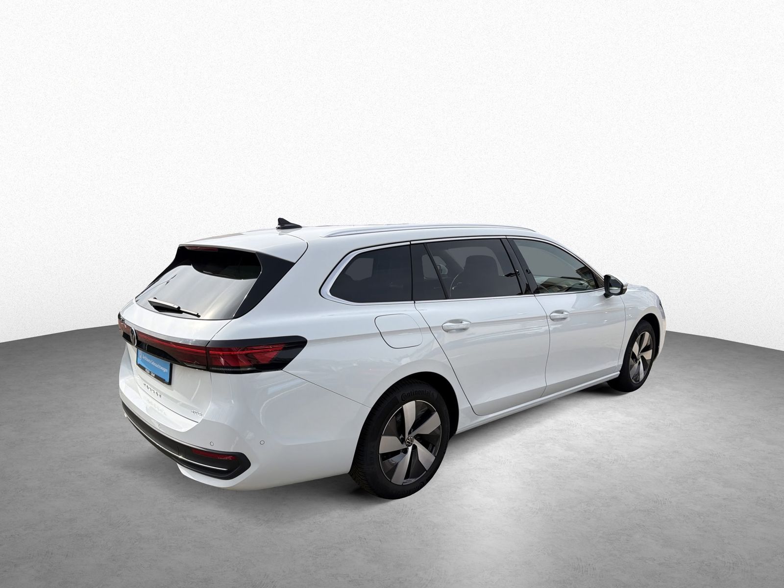 Volkswagen Passat 2026 г. Белый, пробег 24600 км