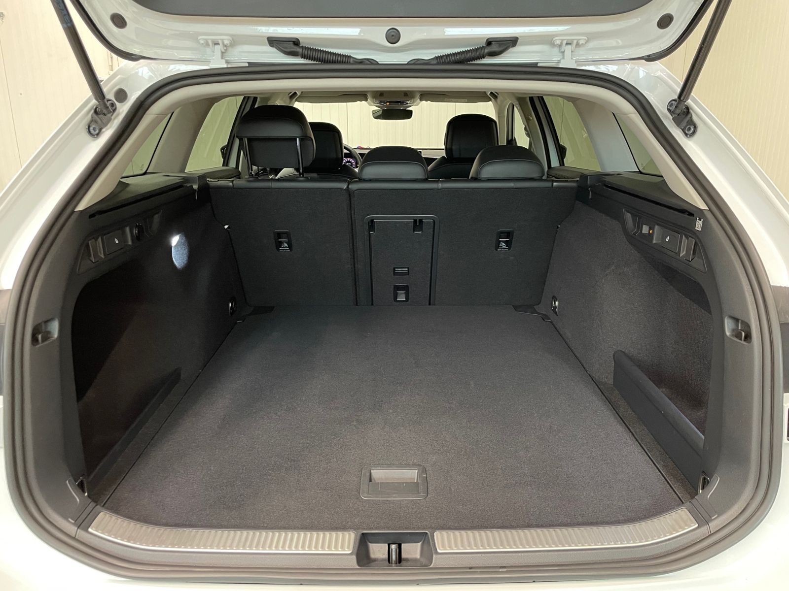 Volkswagen PASSAT VARIANT 2026 г. Белый, пробег 25200 км
