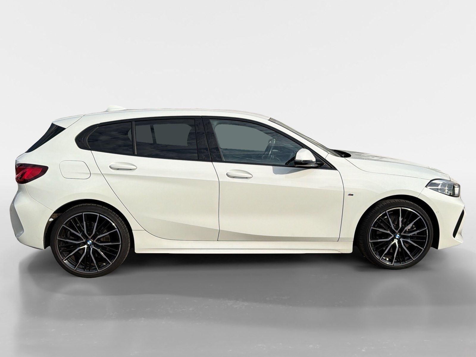 BMW 120 2023 г. Белый, пробег 51371 км