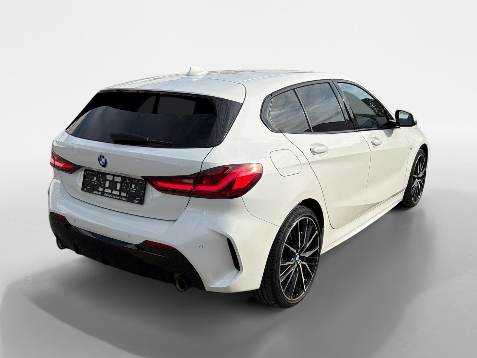 BMW 120 2023 г. Белый, пробег 51371 км