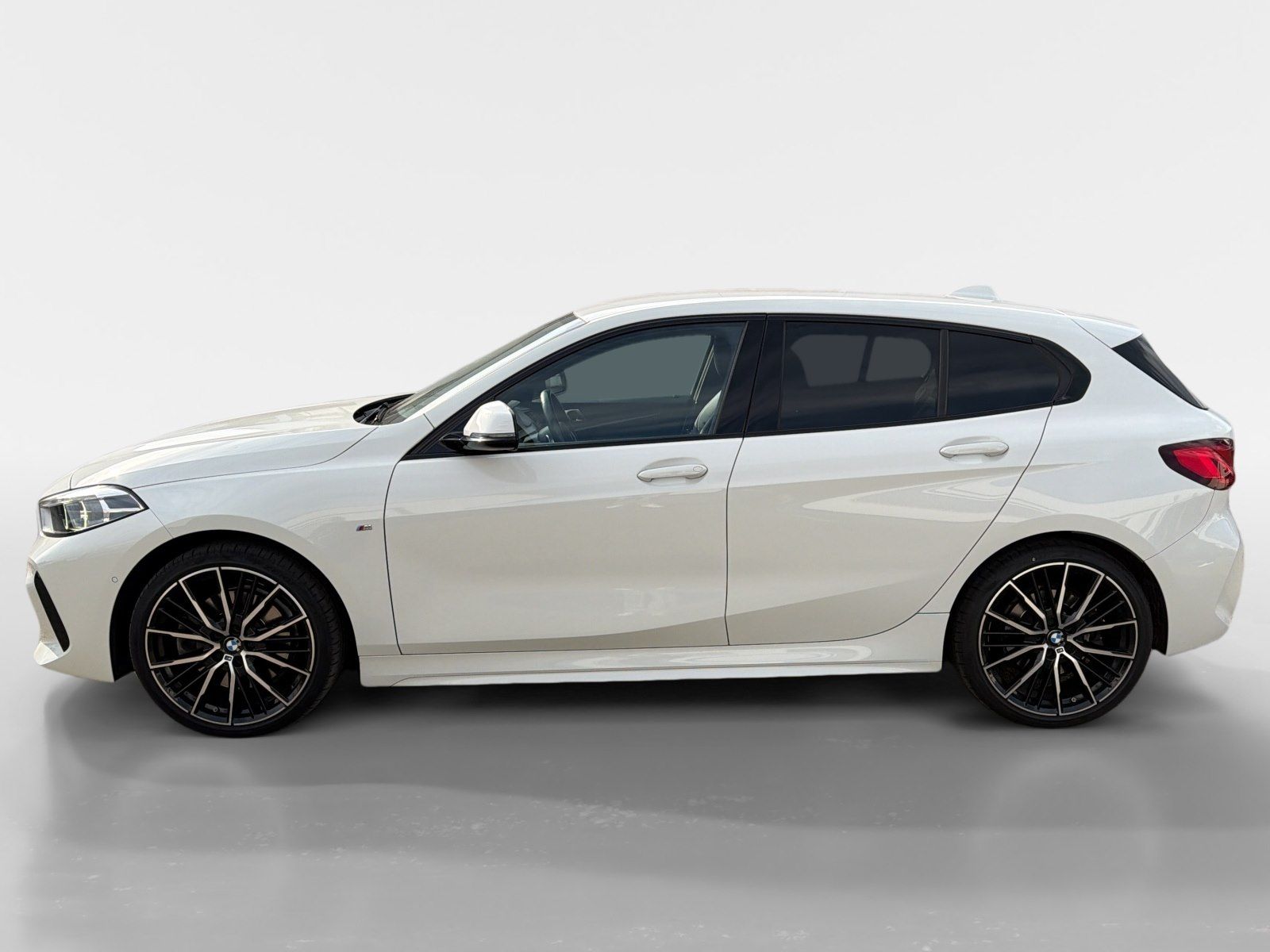 BMW 120 2023 г. Белый, пробег 51371 км