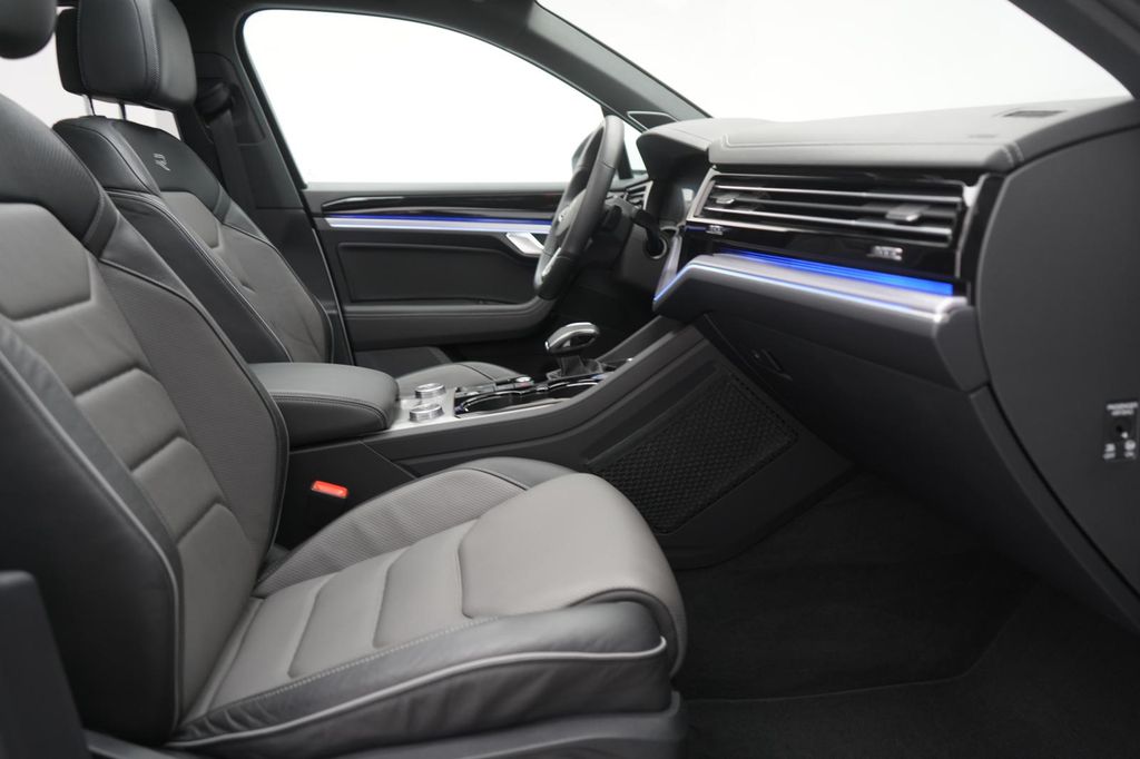 Volkswagen Touareg 2022 г. Белый, пробег 55000 км