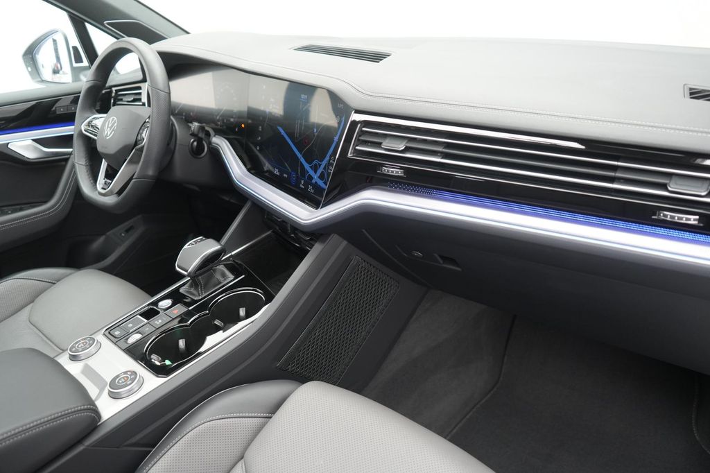 Volkswagen Touareg 2022 г. Белый, пробег 55000 км