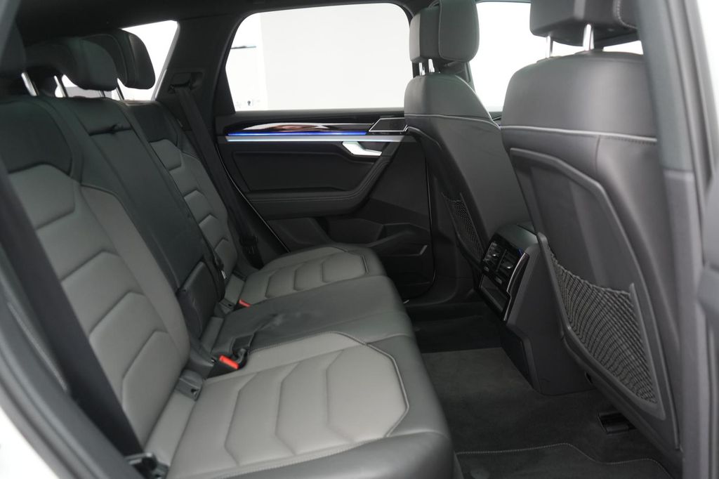Volkswagen Touareg 2022 г. Белый, пробег 55000 км