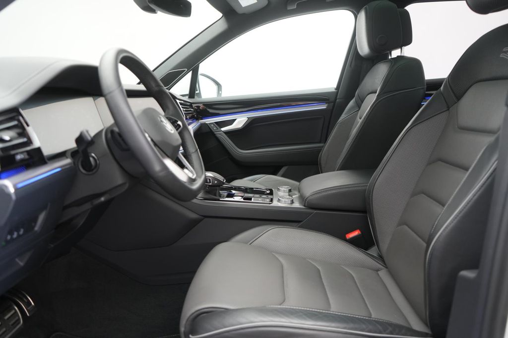 Volkswagen Touareg 2022 г. Белый, пробег 55000 км