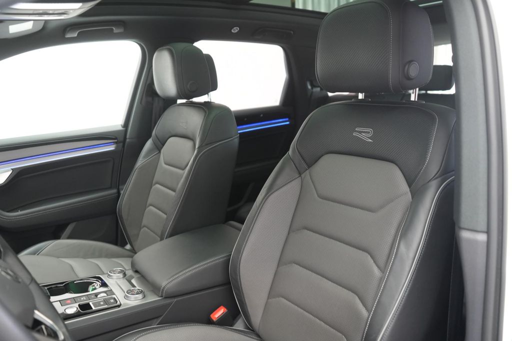 Volkswagen Touareg 2022 г. Белый, пробег 55000 км
