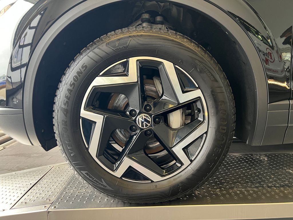 Volkswagen Touareg 2025 г. Чёрный, пробег 12776 км