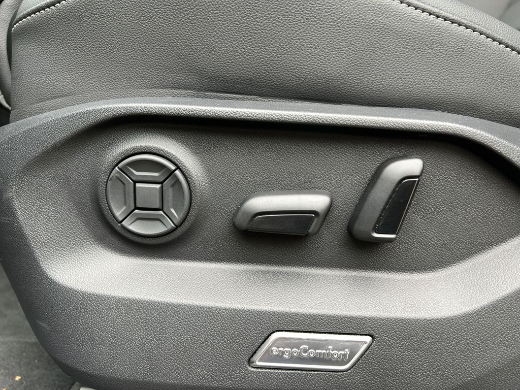 Volkswagen Touareg 2025 г. Чёрный, пробег 12776 км