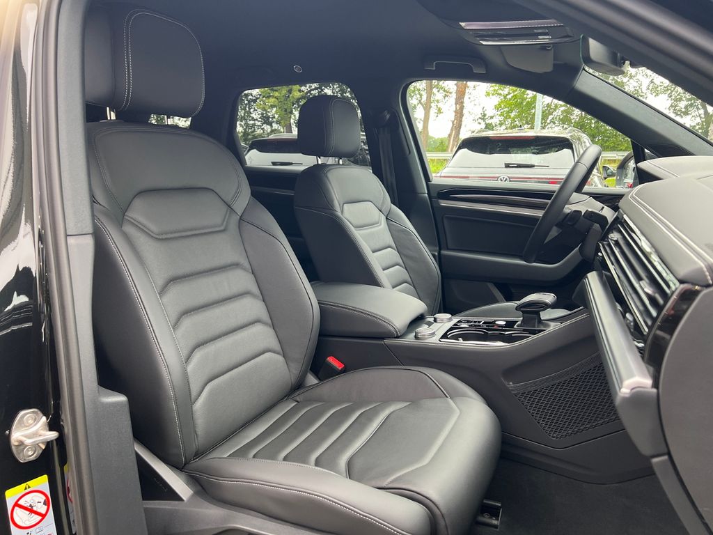 Volkswagen Touareg 2025 г. Чёрный, пробег 12776 км