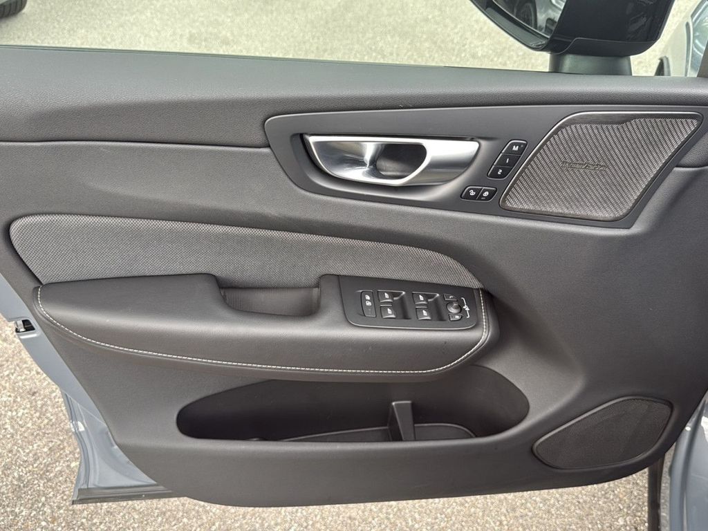 Volvo XC60 2023 г. Серый, пробег 49600 км