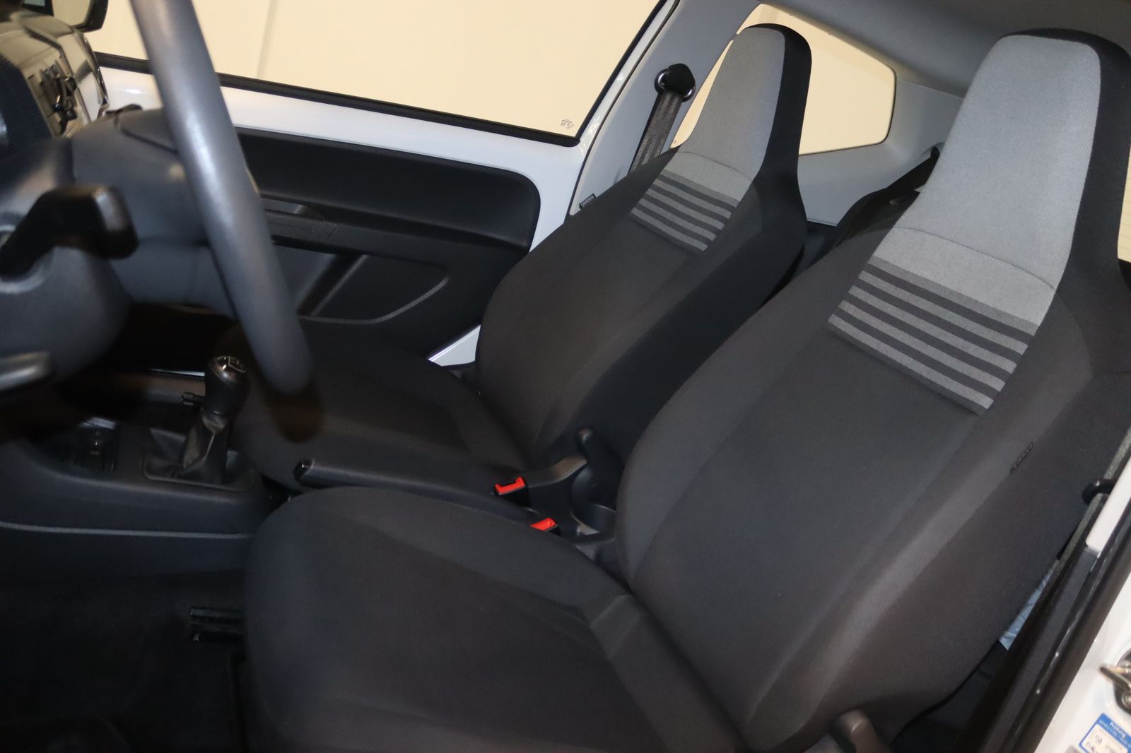 Volkswagen up! 2023 г. Белый, пробег 59900 км