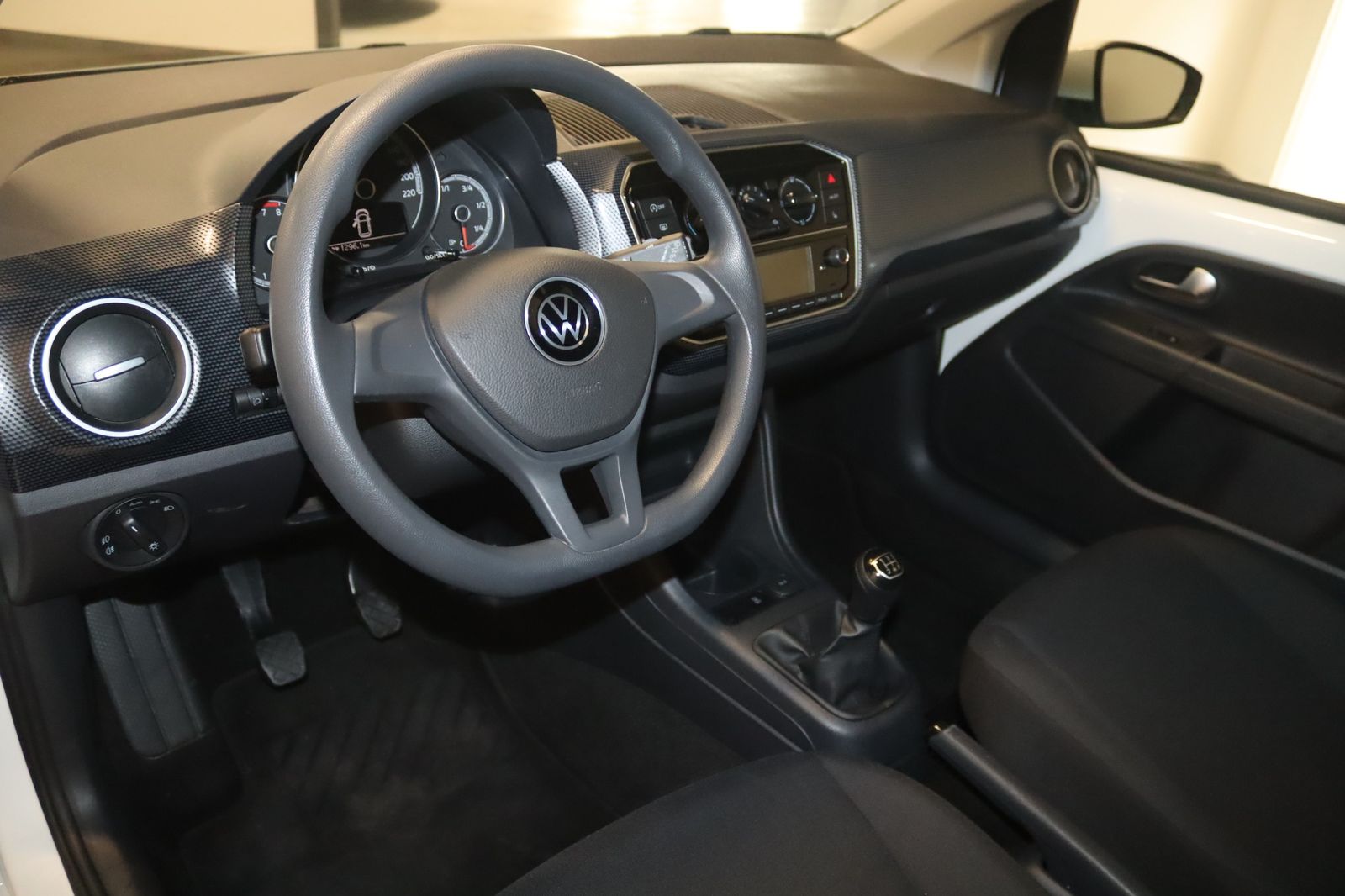 Volkswagen up! 2023 г. Белый, пробег 59900 км