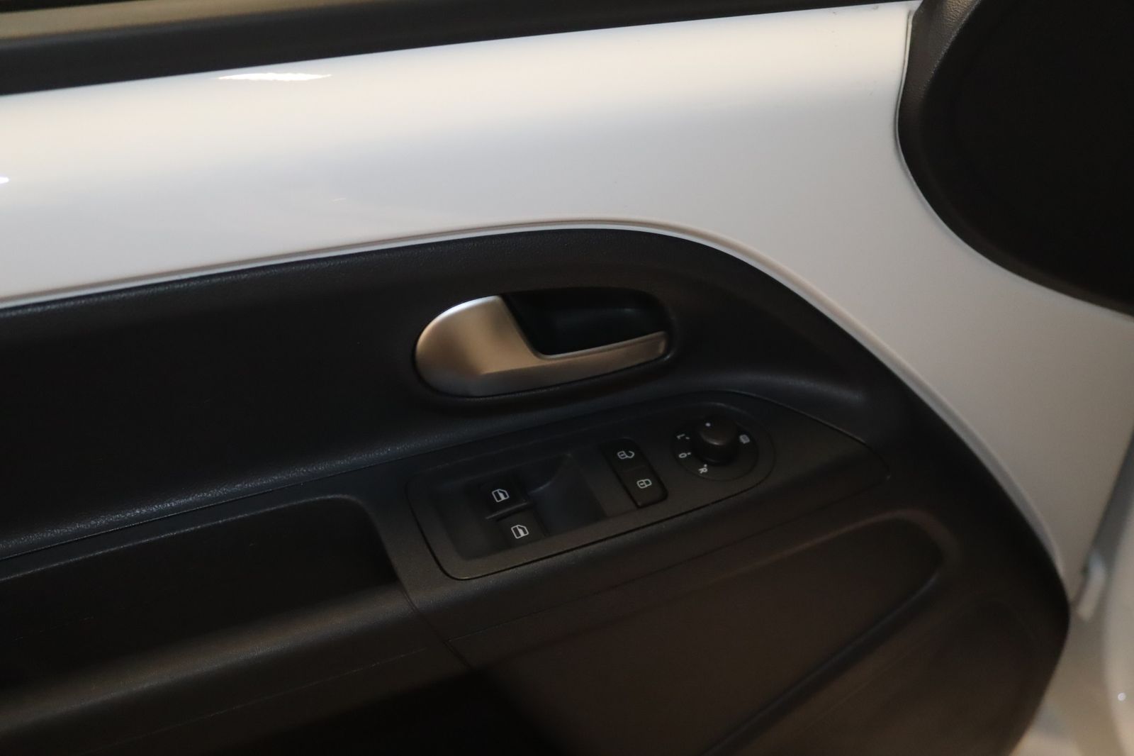 Volkswagen up! 2023 г. Белый, пробег 59900 км