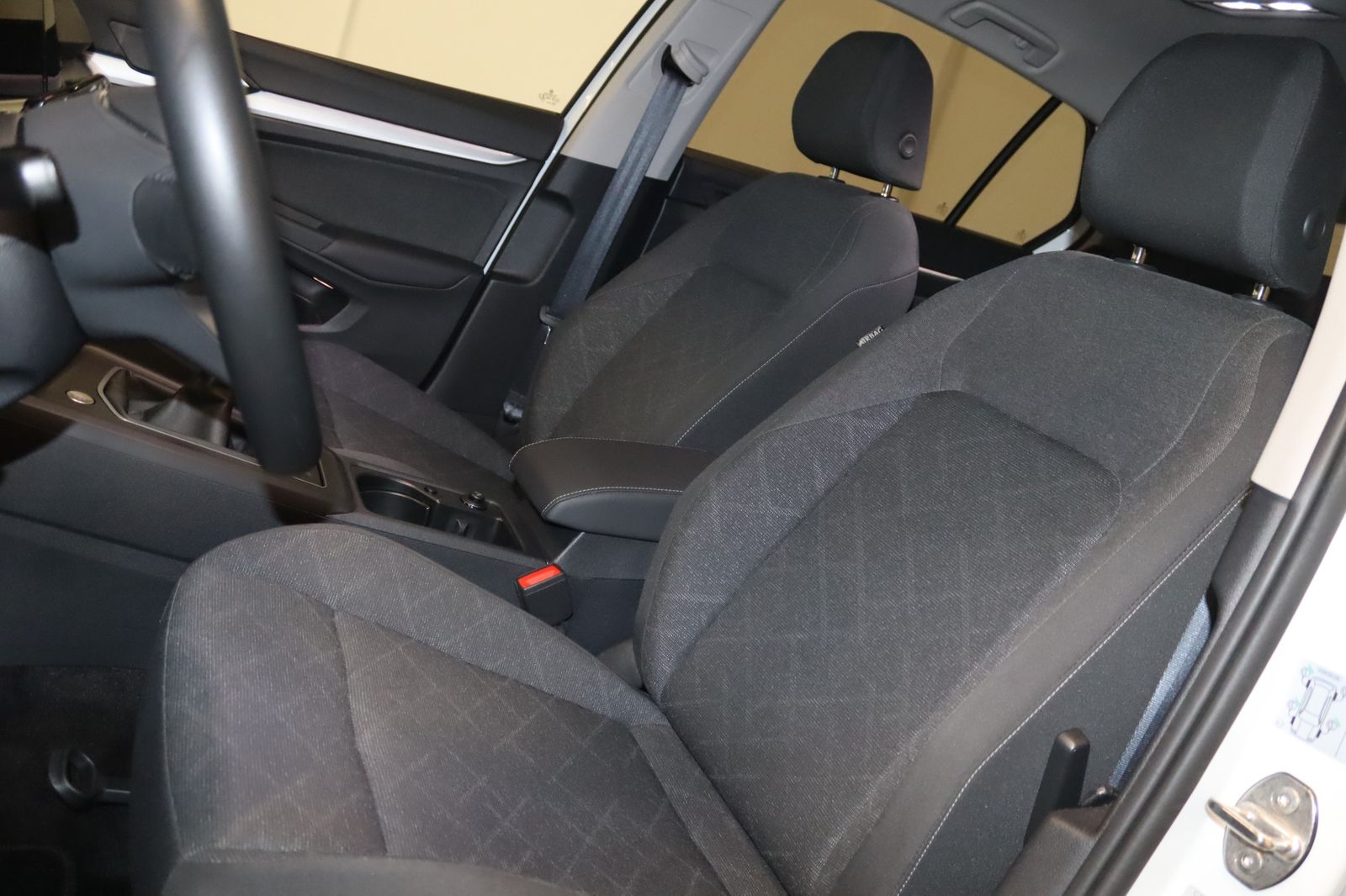 Volkswagen Golf 2023 г. Белый, пробег 39900 км