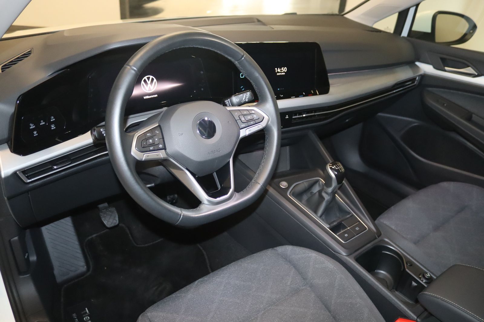 Volkswagen Golf 2023 г. Белый, пробег 39900 км