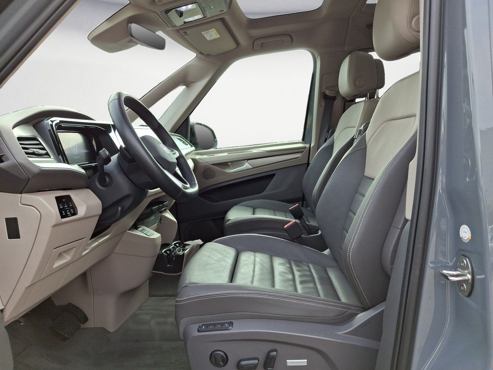 Volkswagen T7 MULTIVAN 2025 г. Серый, пробег 22542 км