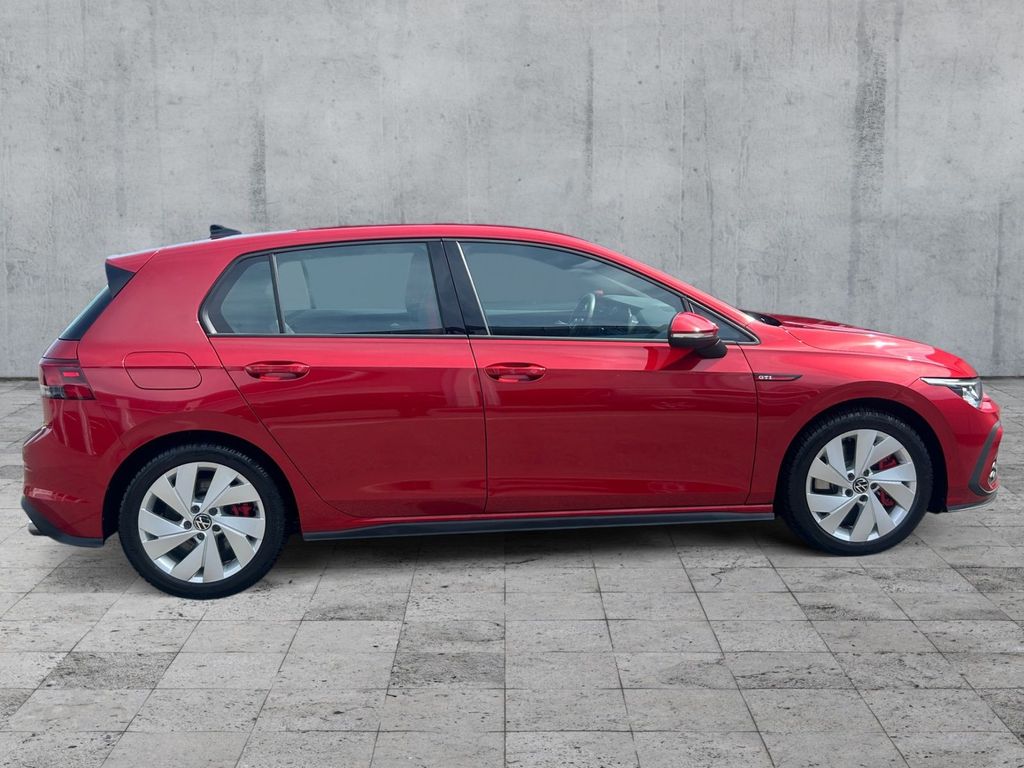 Volkswagen Golf 2024 г. Красный, пробег 29566 км