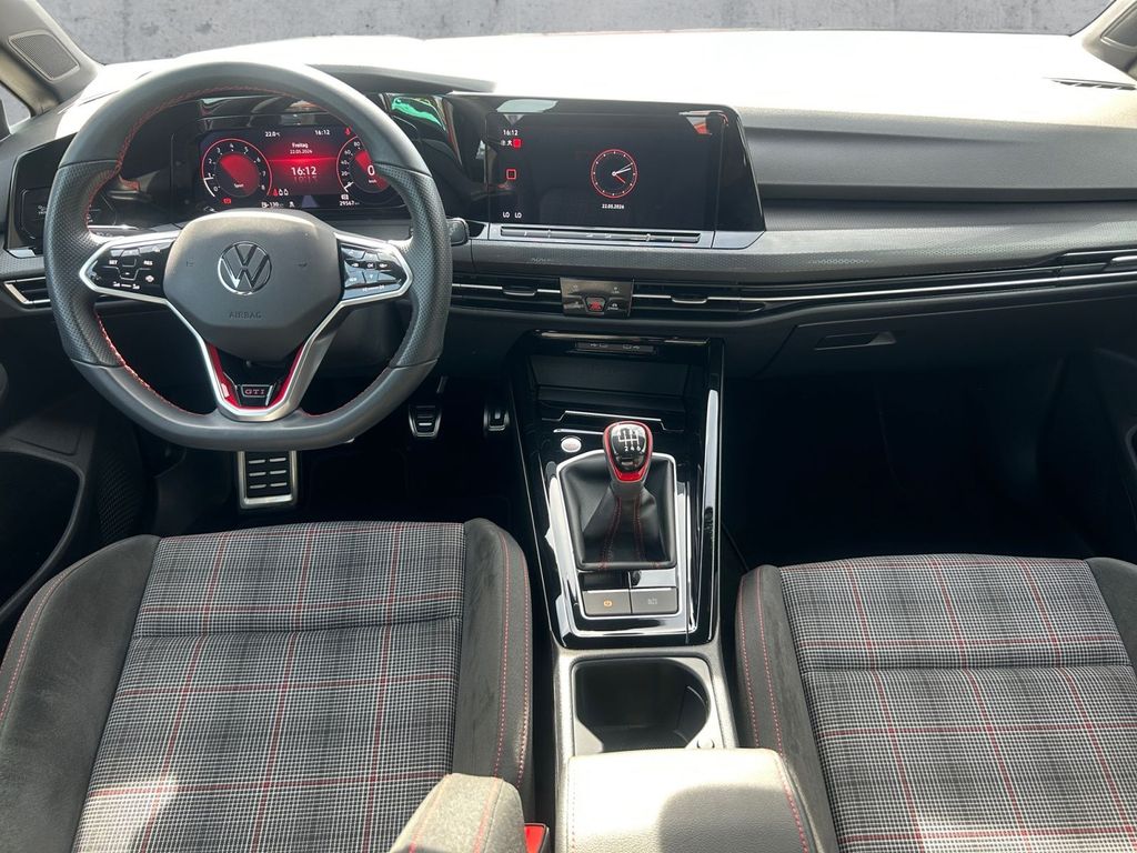 Volkswagen Golf 2024 г. Красный, пробег 29566 км
